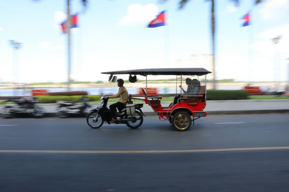 Tuk-tuk nas ruas de Phnom Penh, Camboja
