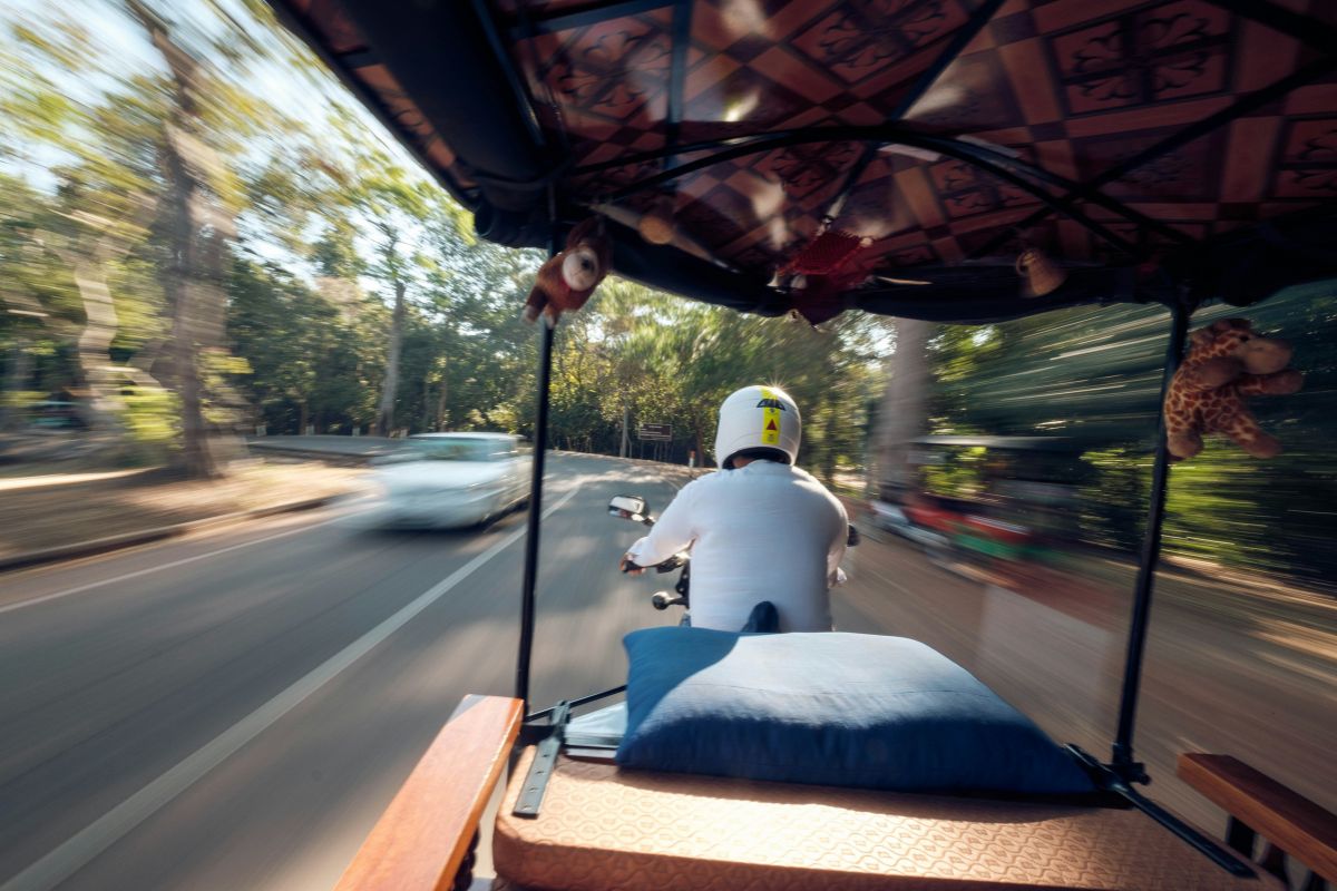 Tuk-tuk nas ruas de Siem Reap, no Camboja