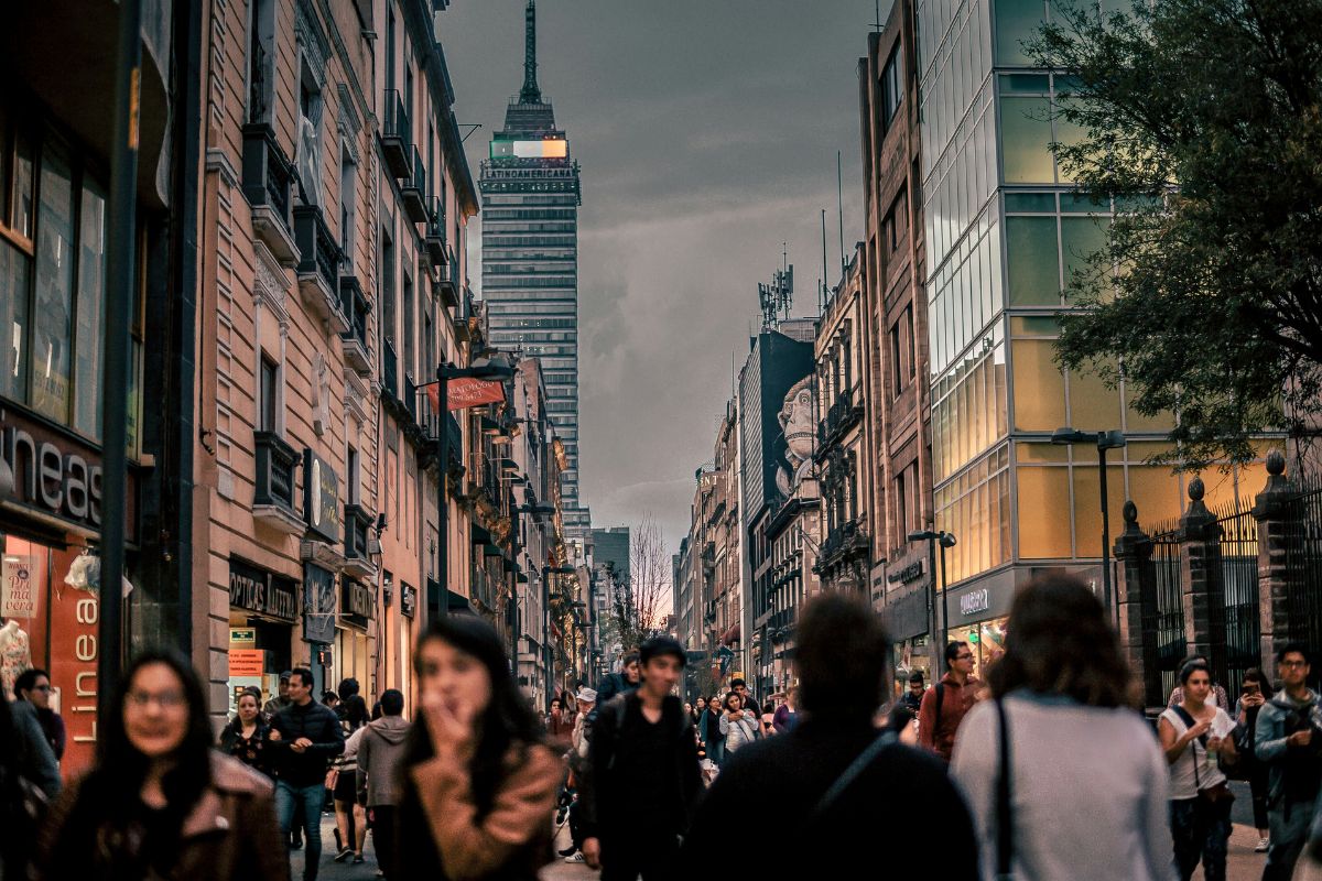 Muitas pessoas em rua central da Cidade do México