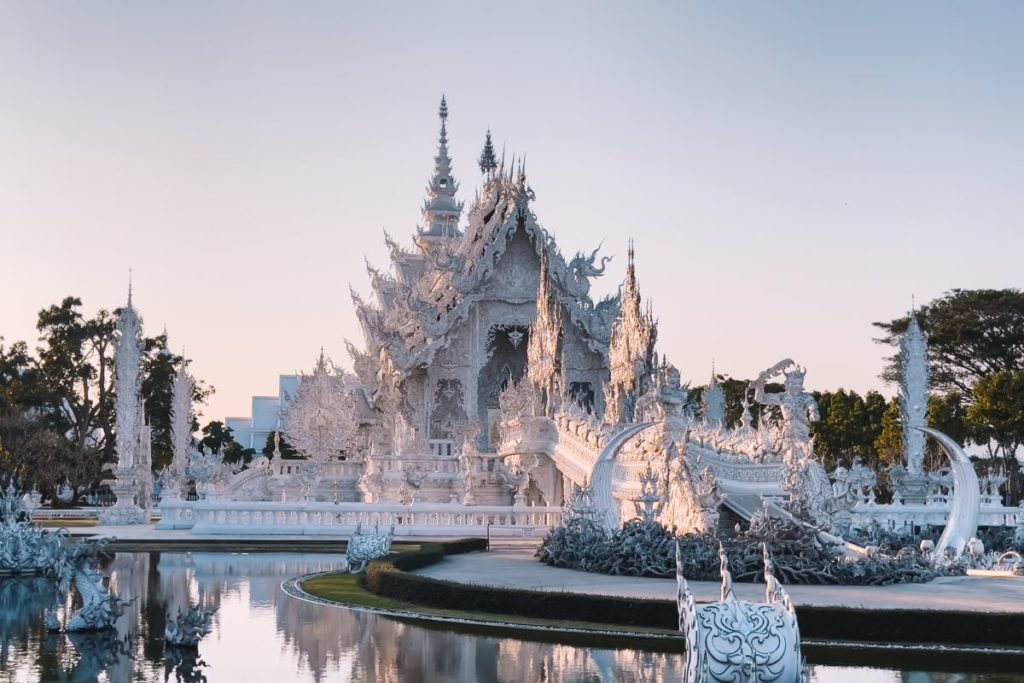 Ubosot do Templo Branco, em Chiang Rai na Tailândia