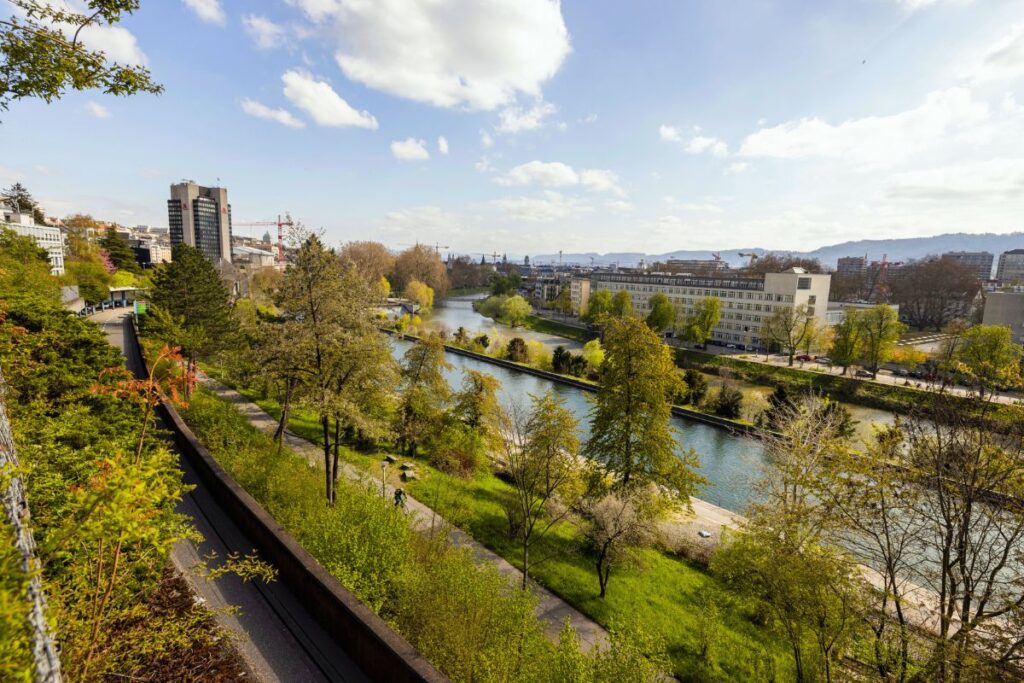 Margens do Rio Limmat no bairro Unterstrass