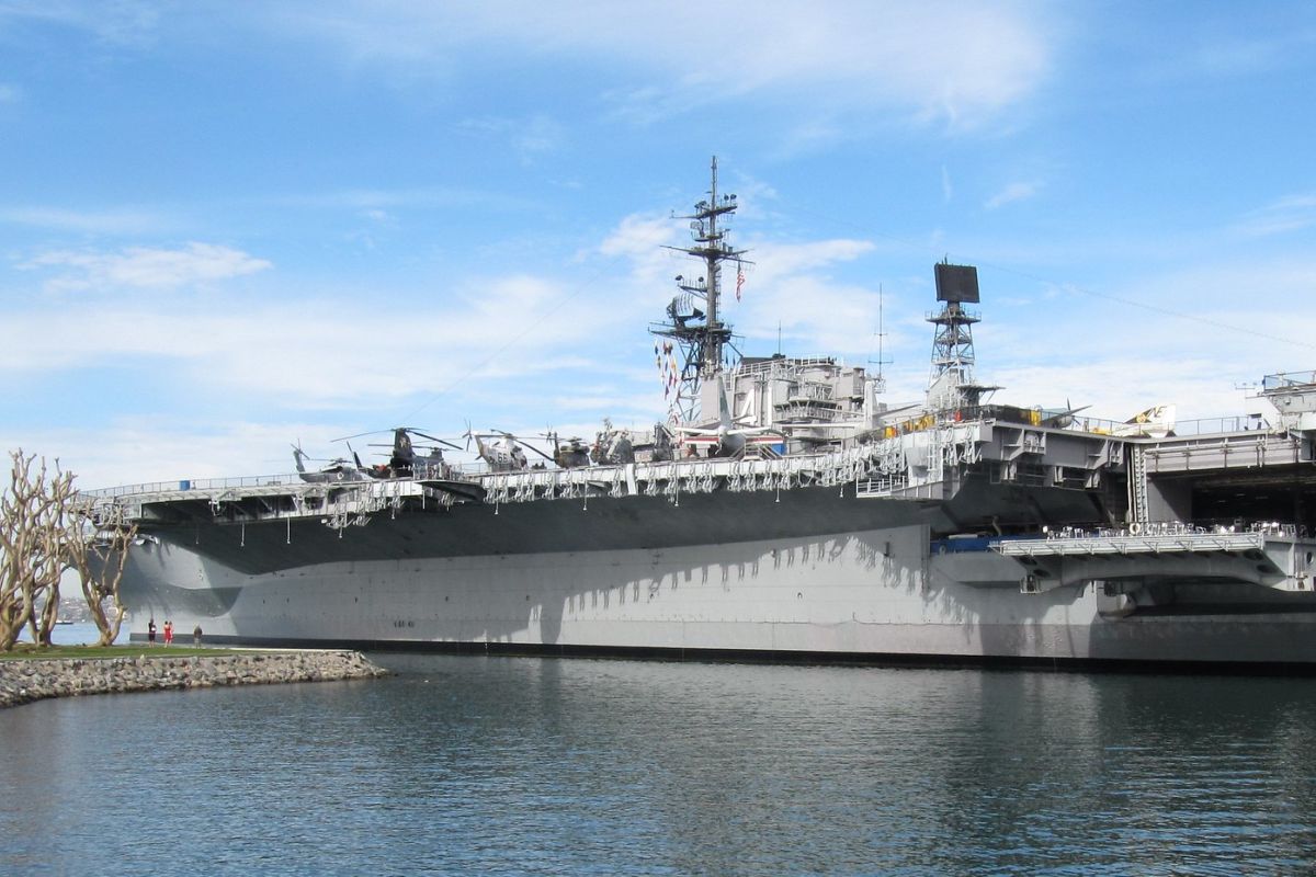 Lateral do porta-aviões USS Midway