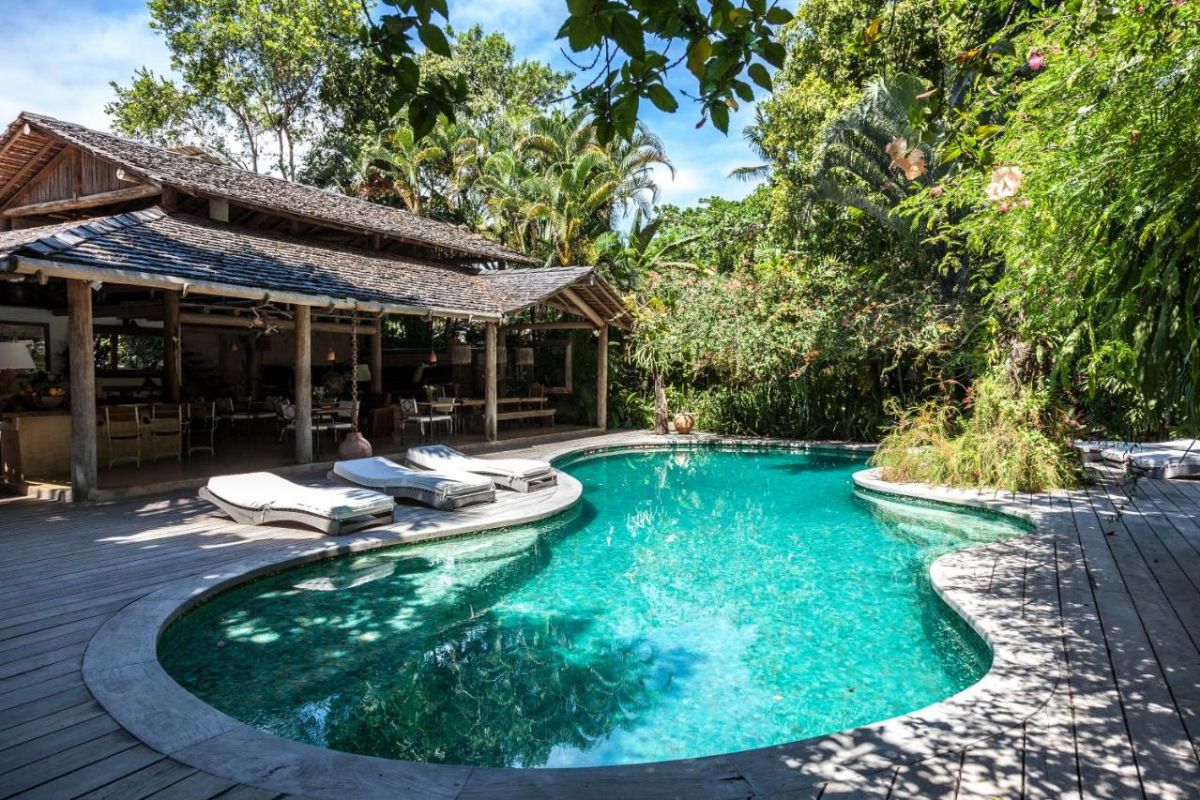 Piscina de hotel em meio à natureza no Sul da Bahia