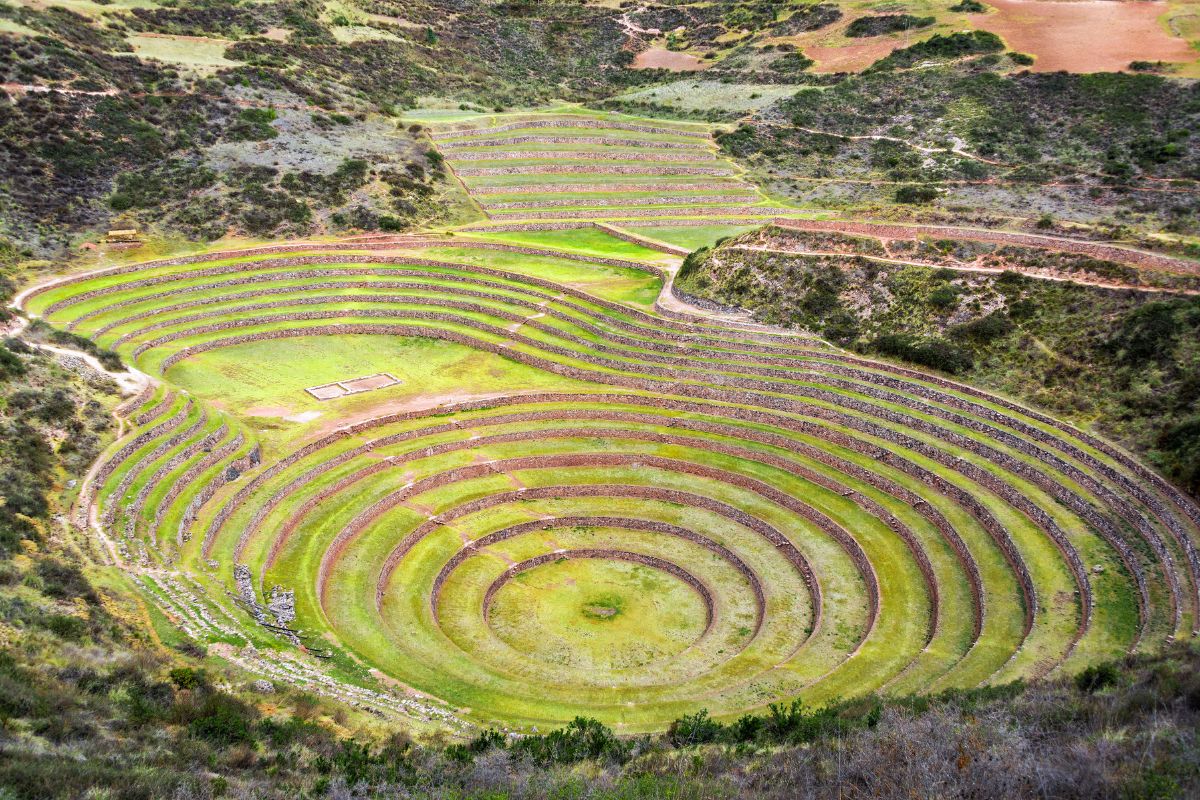 Panorama das ruínas de Moray, atração do Peru