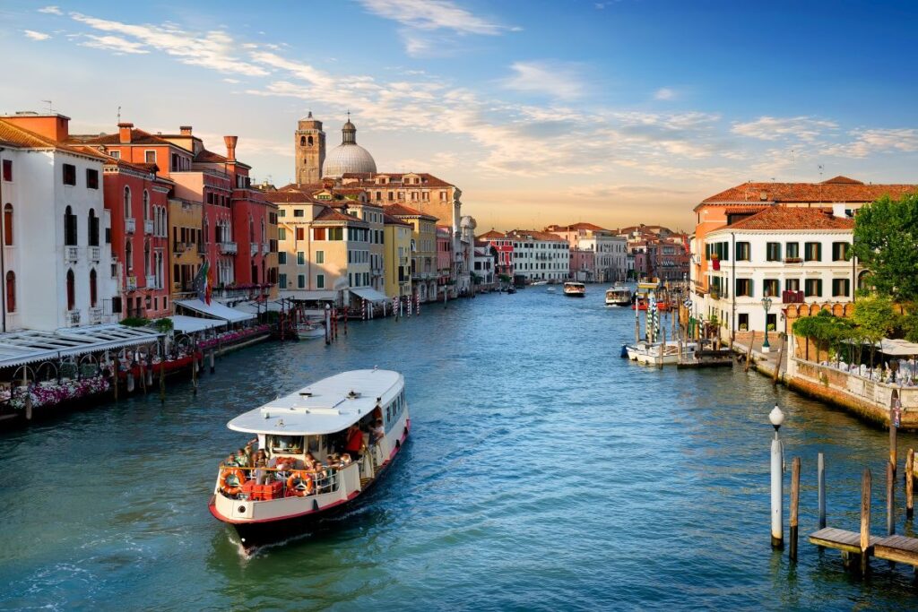 Vaporetto percorrendo o Grande Canal de Veneza