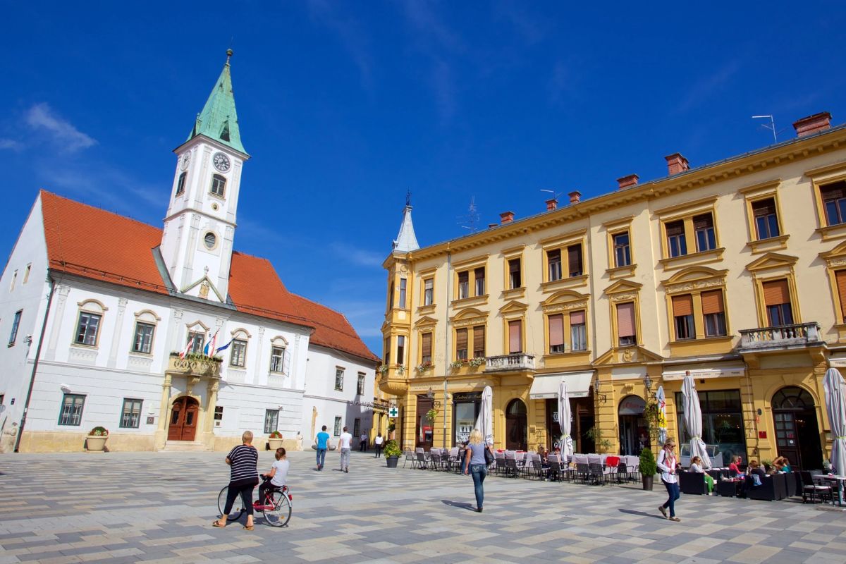 Praça do centro de Varaždin, na Croácia