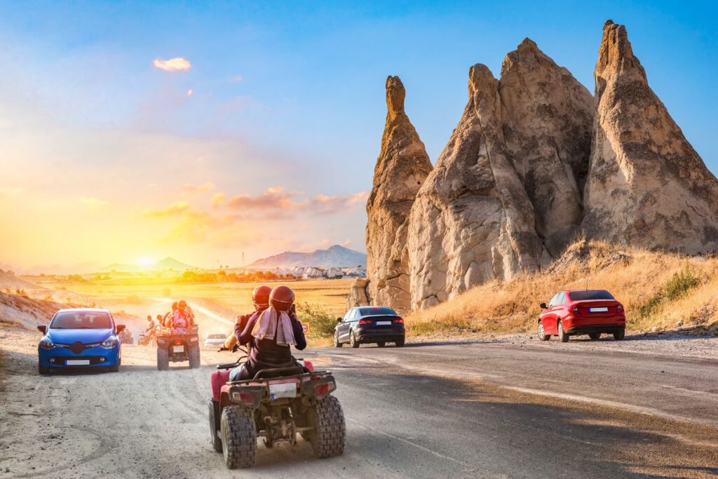 Veículos em estrada da Capadócia, na Turquia