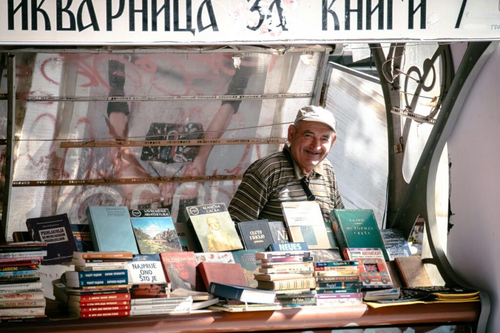 Vendedor de livros em Skopje, na Macedônia do Norte