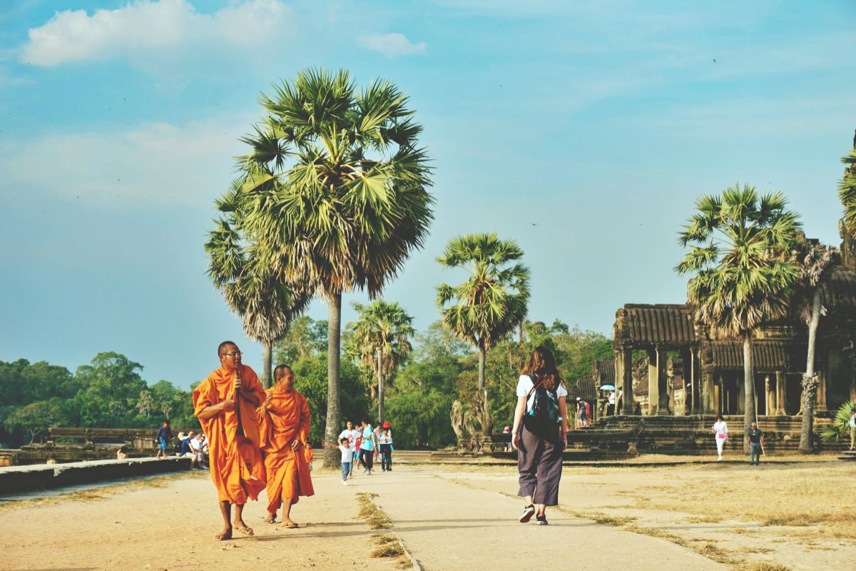 Turistas e monges em templos de Siem Reap, Camboja