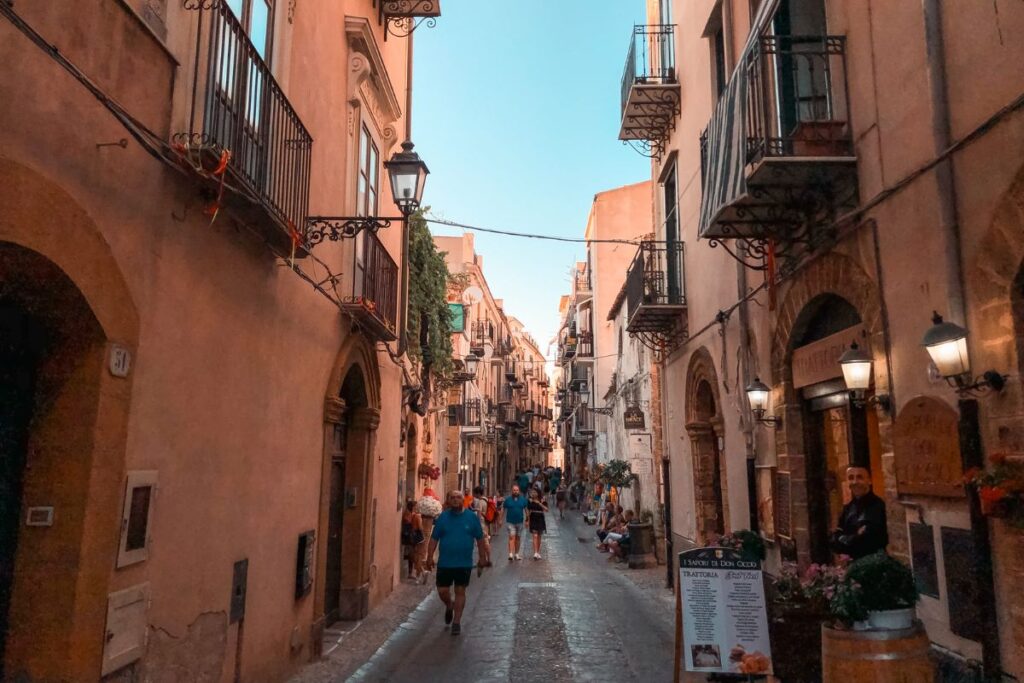 Via Vittorio Emanuele em Cefalù, na Sicília
