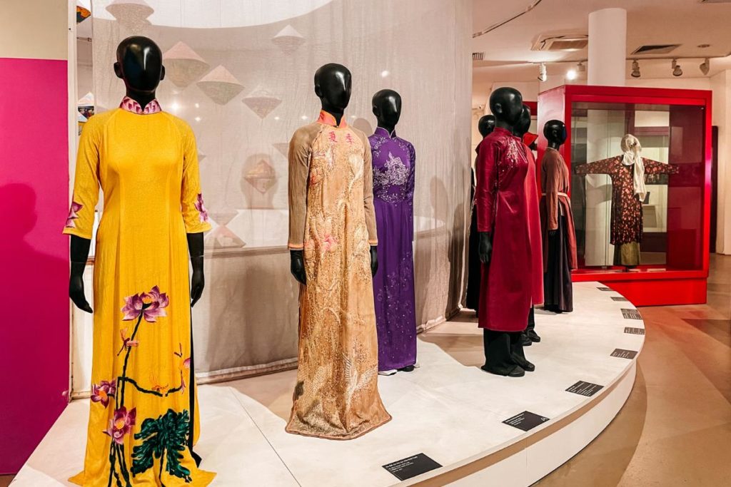 Trajes tradicionais no Vietnamese Womens's Museum