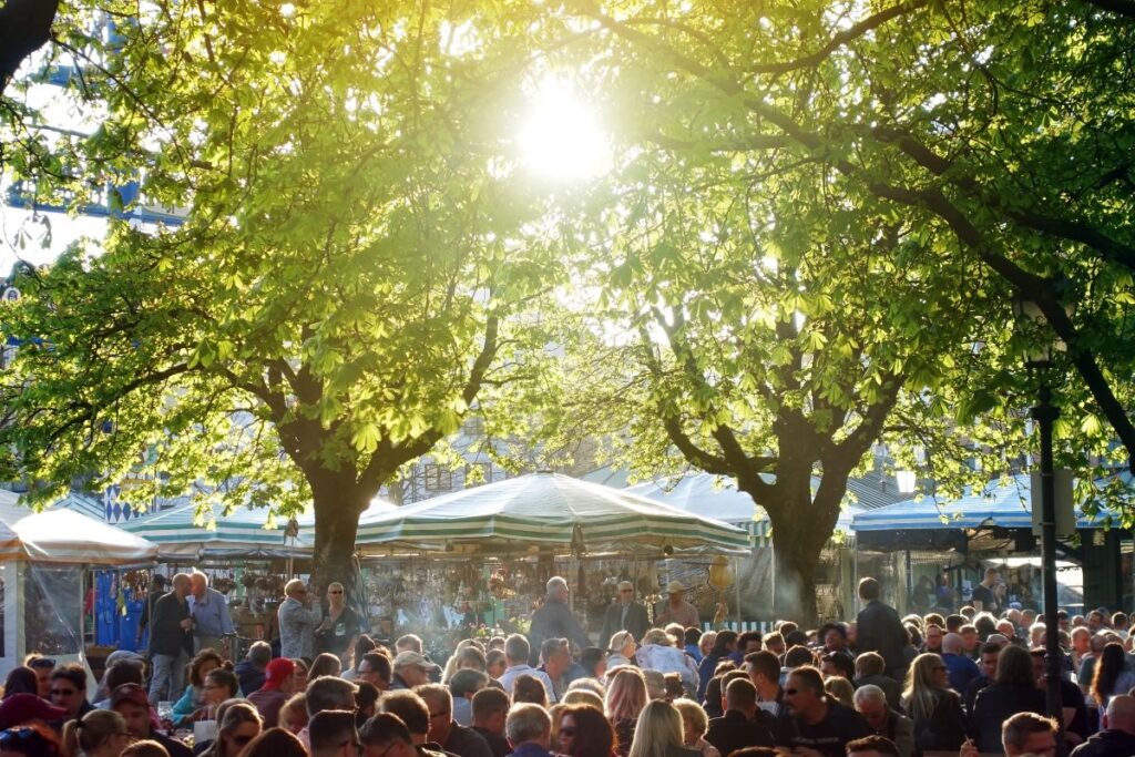 Biergarten do Viktualienmarkt, em Munique, em um dia ensolarado