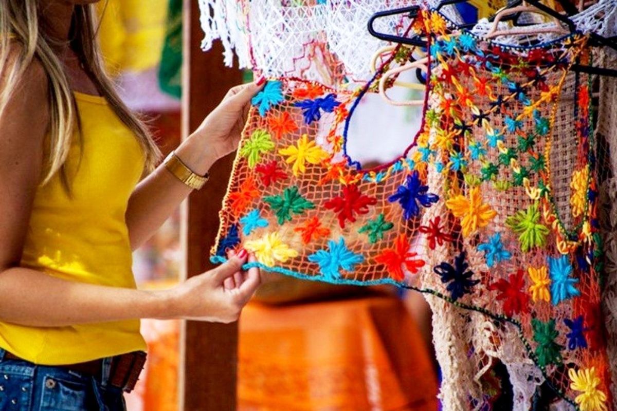 Mulher em feirinha de artesanato no Alagoas