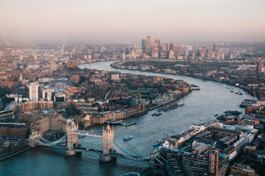 Vista aérea de Londres com a London Bridge em destaque