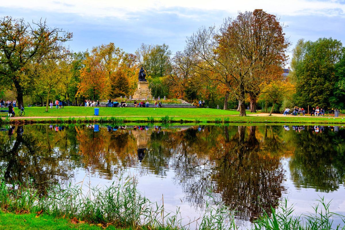 Parque Vondelpark com lago e gramado