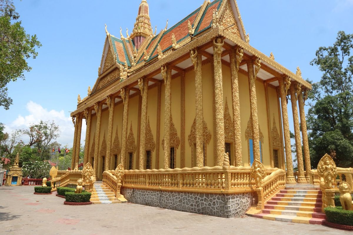 Exterior do templo Wat Traeuy Kaoh, em Kampot