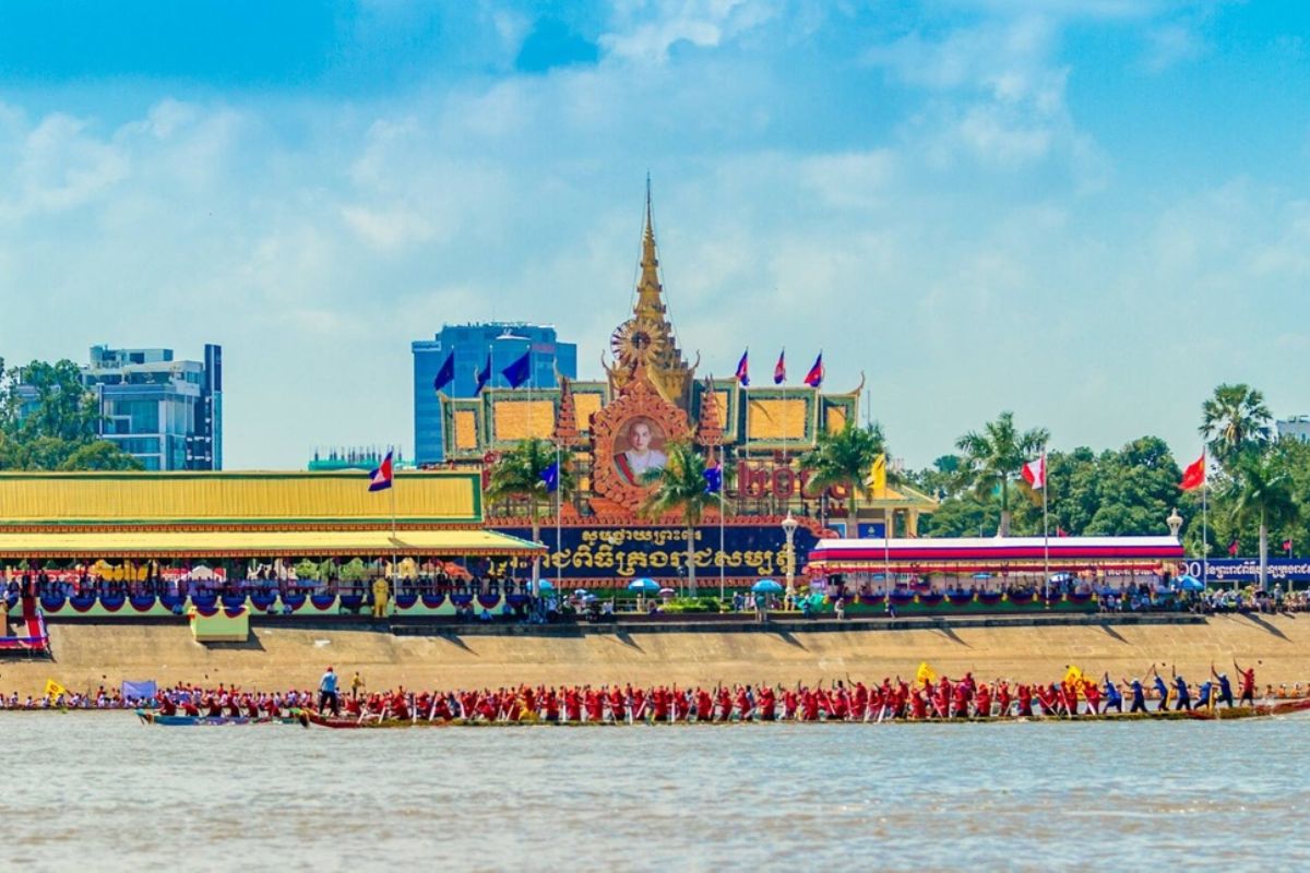 Corrida dos barcos no Festival das Águas de Phnom Penh