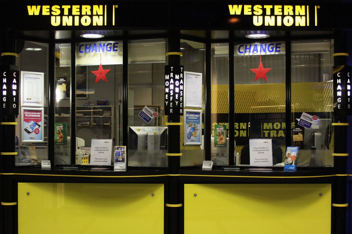 Dois guichês de agência do Western Union