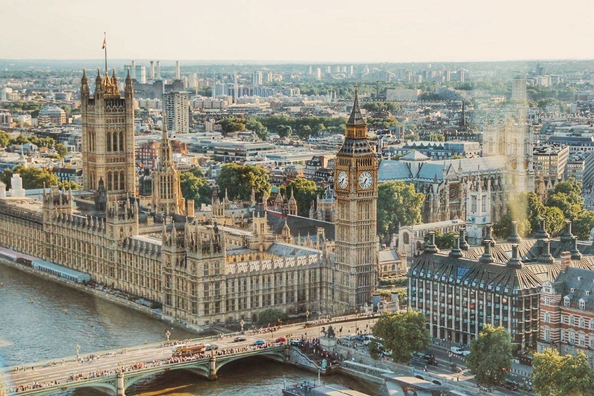 Parlamento Inglês e Big Ben vistos de cima, ao lado do rio Tâmisa