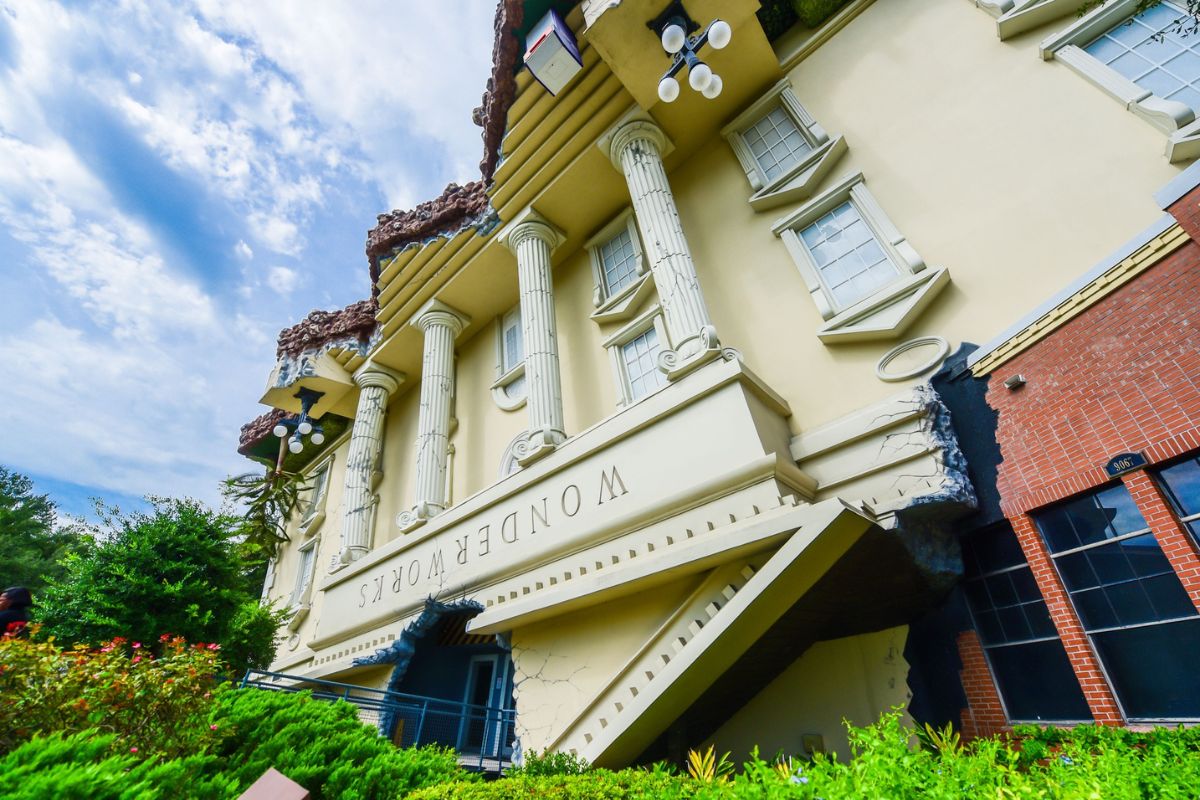 Entrada da atração Wonderworks em Orlando