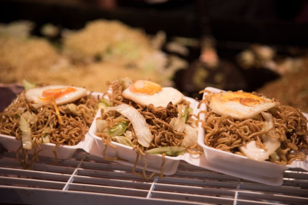 Yakisoba ao estilo japonês embalado para viagem