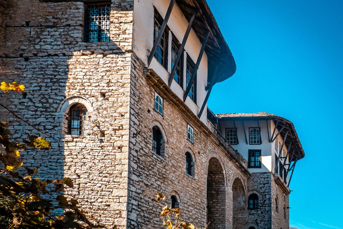 Fachada da Zekate House, em Gjirokastër, Albânia