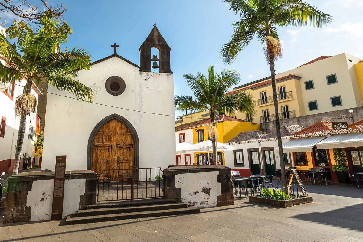 Fachada da Capela do Corpo Santo, na Zona Velha de Funchal